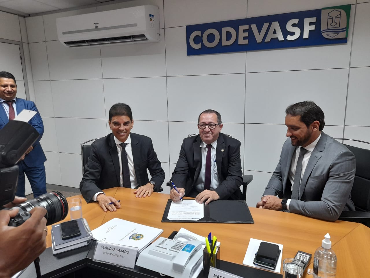 ordem de serviço para a pavimentação da Avenida Levino Mendes